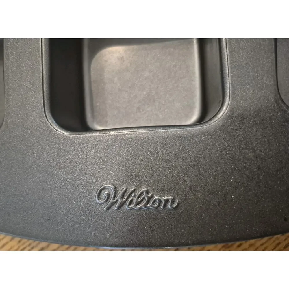 Wilton Ultra Brownie Cake Pan Non-Stick Bakeware Twelve-Cavity 2.5